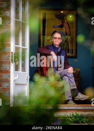 Solo per uso editoriale - Antony Penrose, figlio del fotografo e modello Lee Miller e Sir Roland Penrose. Fotografato nella sua casa e galleria di famiglia - Farley's Farm House vicino al villaggio di Chiddingly East Sussex UK. 2023 vede un film biografico con Kate Winslet come Lee Miller. Il film, 'Lee', è attualmente in produzione e ospita anche Alexander Skarsgard, Andrea Riseborough, Marion Cotillard e Andy Samberg, tra gli altri Picture by Jim Holden Foto Stock