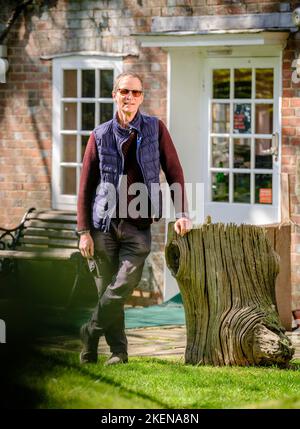 Solo per uso editoriale - Antony Penrose, figlio del fotografo e modello Lee Miller e Sir Roland Penrose. Fotografato nella sua casa e galleria di famiglia - Farley's Farm House vicino al villaggio di Chiddingly East Sussex UK. 2023 vede un film biografico con Kate Winslet come Lee Miller. Il film, 'Lee', è attualmente in produzione e ospita anche Alexander Skarsgard, Andrea Riseborough, Marion Cotillard e Andy Samberg, tra gli altri Picture by Jim Holden Foto Stock