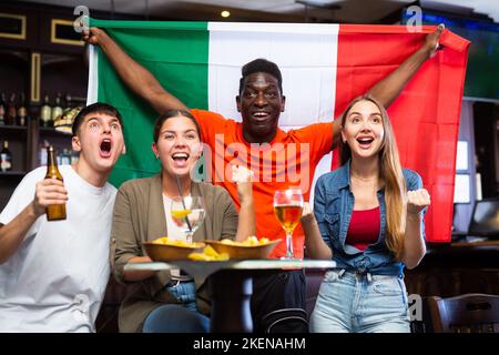 Gli appassionati di sport italiani sostengono la loro squadra preferita in pub Foto Stock
