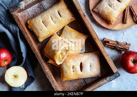 Deliziosi turnover di pasta sfoglia ripieni di mele e cannella Foto Stock
