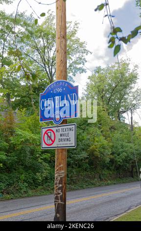 Un cartello stradale in Little Italy proclama Cleveland come "Forest City". Foto Stock