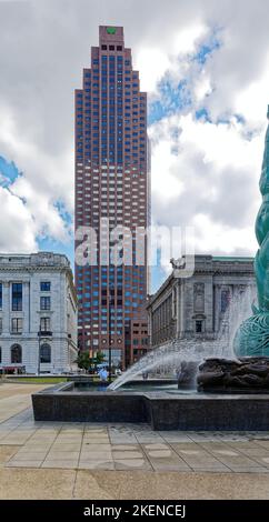 200 Public Square domina la vista dal Memorial Plaza e dalla Fontana della vita eterna, con la biblioteca pubblica di Cleveland e il tribunale degli Stati Uniti Metzenbaum. Foto Stock