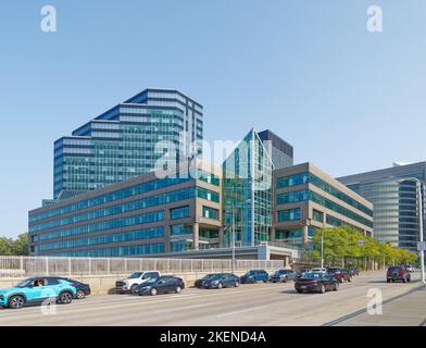 Il North Point Office Building and Tower, un prominente edificio in vetro avvolto sulla costa nord di Cleveland, è costruito sul sito della demolita Clevelan Foto Stock