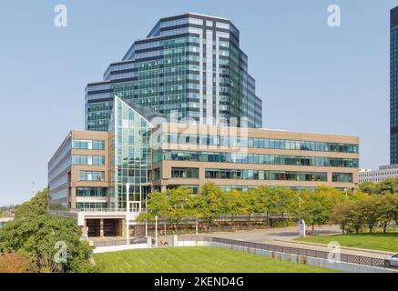 Il North Point Office Building and Tower, un prominente edificio in vetro avvolto sulla costa nord di Cleveland, è costruito sul sito della demolita Clevelan Foto Stock