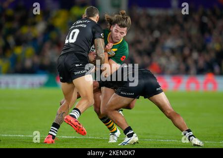 Leeds, Regno Unito. 03rd Nov 2022. Pat Carrigan (Brisbane Broncos) of Australia (13) (Center) in contatto durante la partita di Rugby League World 2021 tra Australia e Nuova Zelanda a Elland Road, Leeds, Inghilterra, il 11 novembre 2022. Foto di David Horn. Credit: Prime Media Images/Alamy Live News Foto Stock