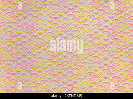 Sfondo a texture molto dettagliato di un tradizionale tessuto furoshiki giapponese stampato con un moderno e colorato disegno geometrico senza cuciture Foto Stock