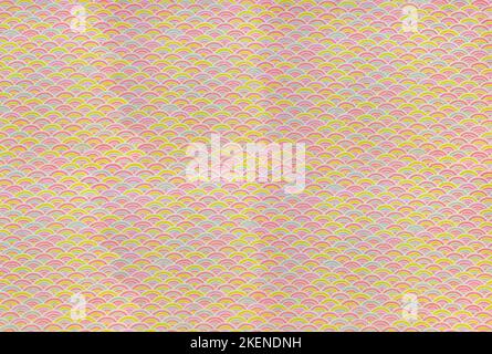 Grande sfondo texture di un tradizionale tessuto furoshiki giapponese stampato con un moderno e colorato disegno geometrico senza cuciture raffigurante arcobaleno o. Foto Stock