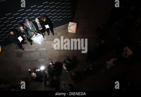 Monaco, Germania. 13th Nov 2022. Il regista del Filmschoolfest, Diana Iljine, è fotografato da fotografi in una bacheca fotografica con vincitori di premi e premiati in occasione dell'evento di apertura del Filmschoolfest di Monaco presso l'Università della Televisione e del Film di Monaco. Il Filmschoolfest di Monaco si terrà dal 13,11 al 19.11.2022. Credit: Felix Hörhager/dpa/Alamy Live News Foto Stock