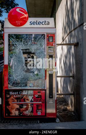 Distributore automatico danneggiato. Vetro rotto. Concetto di violenza. Losanna, Svizzera. Foto Stock