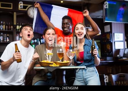 Gli appassionati di sport francesi sostengono la loro squadra preferita in pub Foto Stock
