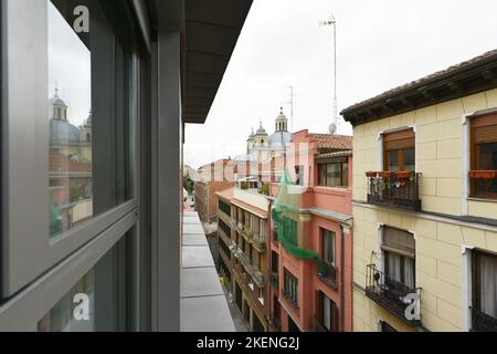 Facciata di un edificio d'epoca nel centro storico di Madrid con le cupole della Basilica di San Francisco el Grande Foto Stock
