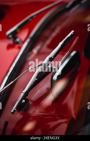 Primo piano di un tergicristallo vintage sul parabrezza di un'auto. Foto Stock