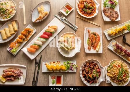 Sushi fritto con verdure e zenzero Foto stock - Alamy