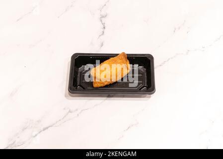 Inarizushi, noto anche come sushi inari, è un piatto fatto da sacchetti di aburaage, tofu fritto che sono ripieni di riso vinato. Possono essere serviti da soli Foto Stock