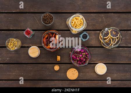 Vista dall'alto immagine delle spezie da cucina e dei condimenti in vasetti di vetro su tavole di legno Foto Stock