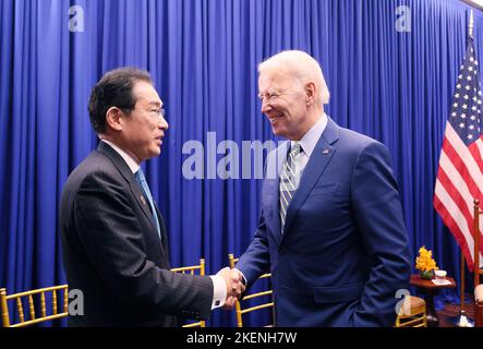 Phnom Penh, Cambogia. 13th Nov 2022. Il primo ministro giapponese Fumio Kishida e il presidente degli Stati Uniti Joe Biden (R) tengono un incontro durante l'ASEAN a Phnom Penh, Cambogia, il 13 novembre 2022. Photo by Japanese PM Press Office/UPI Credit: UPI/Alamy Live News Foto Stock