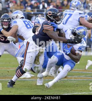 Chicago, Stati Uniti. 13th Nov 2022. Chicago Bears Defensive Tackle Justin Jones (93) affronta i Detroit Lions che hanno fatto ritorno a D'Andre Swift (32) al Soldier Field di Chicago domenica 13 novembre 2022. I Lions hanno vinto 31-30. Foto di Mark Black/UPI Credit: UPI/Alamy Live News Foto Stock