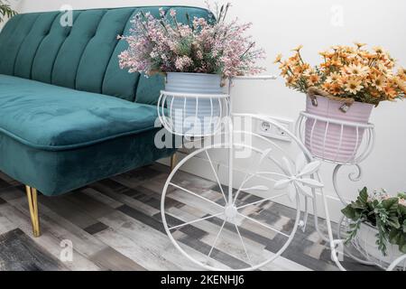 Un soggiorno decorato con un divano in velluto verde e. un tappeto di  cowhide Foto stock - Alamy