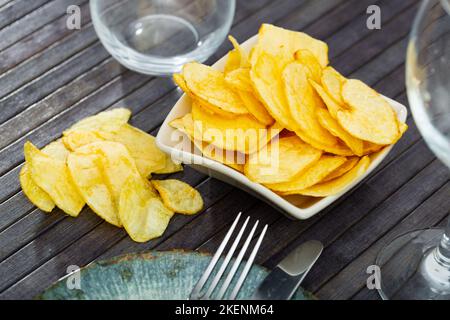 Vista dall'alto delle patatine fritte fresche croccanti sul primo piano del tavolo Foto Stock
