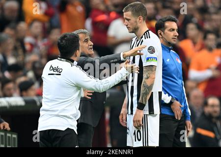 ISTANBUL - Wout Weghorst di Besiktas JK riceve istruzioni dal allenatore Besiktas JK Senol Gunes durante la partita turca Super Lig tra Galatasaray AS e Besiktas ALLO stadio Ali Sami Yen Spor Kompleksi il 5 novembre 2022 a Istanbul, Turchia. ANP | altezza olandese | GERRIT DA COLONIA Foto Stock