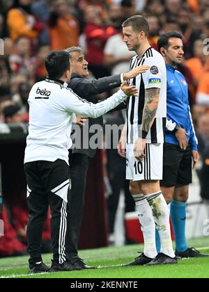 ISTANBUL - Wout Weghorst di Besiktas JK riceve istruzioni dal allenatore Besiktas JK Senol Gunes durante la partita turca Super Lig tra Galatasaray AS e Besiktas ALLO stadio Ali Sami Yen Spor Kompleksi il 5 novembre 2022 a Istanbul, Turchia. ANP | altezza olandese | GERRIT DA COLONIA Foto Stock