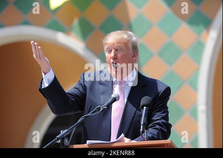 BOCA RATON, FL - APRILE 16: Il miliardario Donald J. Trump ha fatto la sua prima apparizione al South Florida Tea PartyÕs Tax Day Rally dopo aver accennato ad una corsa alla presidenza nel 2012. Trump si è rivolto a un raduno del Tea Party a Boca Raton, Florida, sabato. All'inizio di questa settimana, la stella del NBC 'l'apprendista' ha avuto alcune parole dure sia per il presidente 43rd che per il presidente 44th. Ha biasimato ciò che definisce il disastroso mandato di George W. Bush per aver eletto Barack Obama il 16 aprile 2011 a Boca Raton, Florida. Persone: Donald Trump Credit: Storms Media Group/Alamy Live News Foto Stock