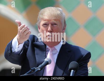 BOCA RATON, FL - APRILE 16: Il miliardario Donald J. Trump ha fatto la sua prima apparizione al Rally della giornata fiscale del South Florida Tea Party dopo aver accennato ad una corsa per la presidenza nel 2012. Trump si è rivolto a un raduno del Tea Party a Boca Raton, Florida, sabato. All'inizio di questa settimana, la stella del NBC 'l'apprendista' ha avuto alcune parole dure sia per il presidente 43rd che per il presidente 44th. Ha biasimato ciò che definisce il disastroso mandato di George W. Bush per aver eletto Barack Obama il 16 aprile 2011 a Boca Raton, Florida. Persone: Donald Trump Credit: Storms Media Group/Alamy Live News Foto Stock