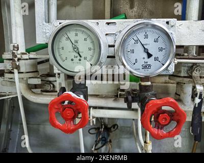 indicatore manometro manuale,indicatore di pressione,manometro carburante,manometro,valvola di isolamento Foto Stock