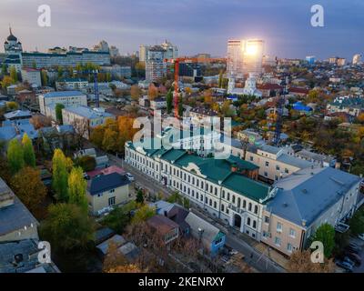 Evening autumn Voronezh cityscape at sunset, aerial view. Foto Stock
