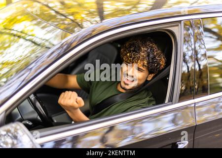 concetto di trasporto, veicolo e persone - uomo indiano arrabbiato o conducente che guida l'auto Foto Stock