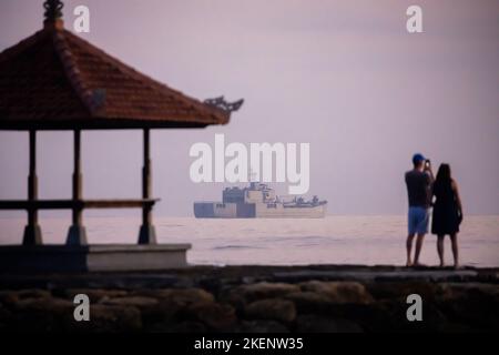 Nusa Dua, Indonesia. 14th Nov 2022. Una nave della Marina Indonesiana è vista dalla spiaggia di Nusa Dua il giorno prima dell'inizio della vetta del G20. L'incontro del gruppo G20, i paesi industrializzati più forti e le economie emergenti, si terrà il 15 e 16 novembre. Credit: Christoph Soeder/dpa/Alamy Live News Foto Stock