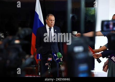 Bali, Indonesia. 13th Nov 2022. Il Ministro degli Esteri russo Sergey Lavrov arriva a partecipare al vertice del G20 all'aeroporto internazionale Ngurah Rai di Tuban, Badung regency, sull'isola turistica indonesiana di Balii, il 13 novembre 2022. Photo by Russian FM Press Office/UPI Credit: UPI/Alamy Live News Foto Stock