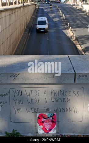 Un omaggio a Diana, Principessa del Galles, al tunnel Pont de l'Alma a Parigi, dove lei e altri due furono uccisi in un incidente automobilistico nel 1997. Foto Stock