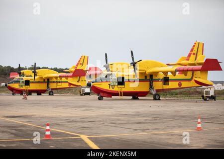 Un Bombardier 415 delle forze armate marocchine reali siede al pronto a combattere gli incendi, 19 settembre 2022, a Kenitra, Marocco, Durante l'esercizio congiunto Maroc Mantlet. Gli aeroplani sono utilizzati per combattere gli incendi in tutto il Marocco. Maroc Mantlet avvantaggia sia gli Stati Uniti che il Marocco nel costruire un partenariato più forte. I membri del servizio dello Utah e del Marocco che si allenano e imparano insieme migliorano la sicurezza, le relazioni professionali e anche le tattiche e le tecniche. (STATI UNITI Foto della Guardia Nazionale militare di staff Sgt. Nathan Baker) Foto Stock