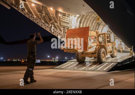 Personale dell'aeronautica degli Stati Uniti Sgt. Samuel Ware, un C-17 Globemaster III loadmaster assegnato al 8th Airlift Squadron, carica un veicolo su un aeromobile durante un'operazione di volo da combattimento all'interno dell'area di responsabilità del comando centrale degli Stati Uniti, 10 ottobre 2022. Il C-17 è una struttura aerea multi-capace, capace di eseguire operazioni tattiche e strategiche di sollevamento aereo, e evacuazioni mediche all'interno del CENTCOM AOR. (STATI UNITI Foto Air Force di Tech. SGT. Daniel Asselta) Foto Stock