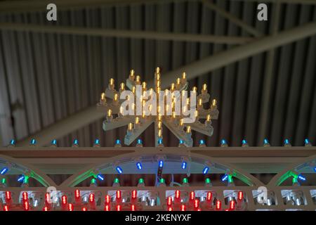 luci a led: le lampadine delle luci per le feste, le ledi multicolore illuminate, rendono l'ambiente felice e festoso. Foto Stock