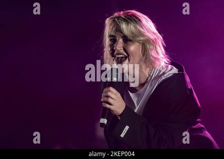 STANDON, INGHILTERRA: Self esteem (Rebecca Louise Taylor) headline il palcoscenico dei prati di lavanderia sponsorizzato dagli indipendenti il giorno 4 dello Standon Calling Festival in Hertfordshire. Featuring: Self esteem Where: Standon, Regno Unito quando: 24 lug 2022 Credit: Neil Lupin/WENN Foto Stock