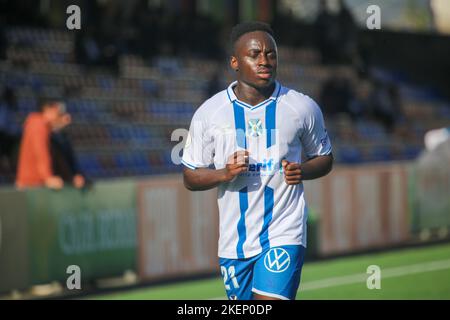 La Felguera, Spagna. 13th Nov 2022. La Felguera, SPAGNA: Lettore CD Tenerife, Appiah (21) durante il primo round della Coppa del Re tra CD Lealtad e CD Tenerife con vittoria per i visitatori da 0-2 al Municipal Stadium di Ganzabal a la Felguera, Spagna il 13 novembre 2022. (Foto di Alberto Brevers/Pacific Press) Credit: Pacific Press Media Production Corp./Alamy Live News Foto Stock