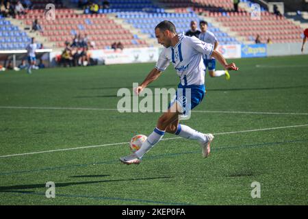 La Felguera, Spagna. 13th Nov 2022. La Felguera, SPAGNA: Il giocatore di CD Tenerife Leon (4) centrerà la palla durante il primo round della Coppa del Re tra CD Lealtad e CD Tenerife con una vittoria del 0-2 per i visitatori allo Stadio Municipale di Ganzabal a la Felguera, Spagna il 13 novembre 2022. (Foto di Alberto Brevers/Pacific Press) Credit: Pacific Press Media Production Corp./Alamy Live News Foto Stock