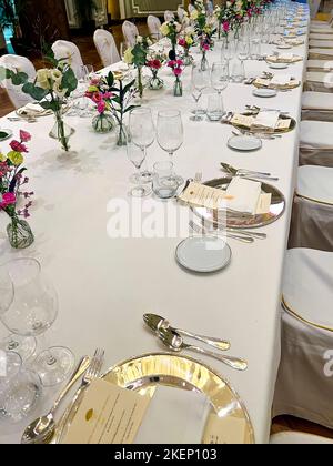 Disposizione formale sul tavolo da pranzo Foto Stock