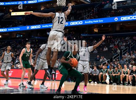 Azione da un gioco americano di pallacanestro dell'università Foto Stock