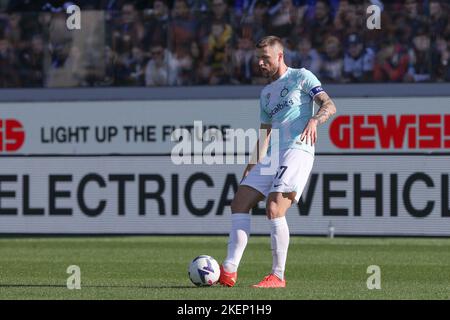 Bergamo, Italia. 13th Nov 2022. Italia, Bergamo, nov 13 2022: Milan Skriniar (fc Inter Defender) pass girato in campo nel primo tempo durante la partita di calcio ATALANTA vs FC INTER, Serie A Tim 2022-2023 day15 Gewiss Stadium (Photo by Fabrizio Andrea Bertani/Pacific Press) Credit: Pacific Press Media Production Corp./Alamy Live News Foto Stock