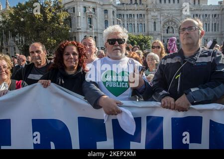 Madrid, Spagna. 13th Nov 2022. Centinaia di migliaia di persone hanno marciato a Madrid domenica 13 novembre, per ottenere miglioramenti della salute pubblica e contro la spinta del governo regionale verso i piani di riforma. I partecipanti, sostenuti dai sindacati e dai partiti di opposizione, hanno chiesto qualità, assistenza sanitaria universale. (Foto di Alberto Sibaja/Pacific Press) Credit: Pacific Press Media Production Corp./Alamy Live News Foto Stock