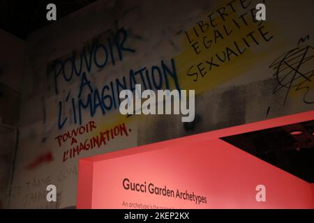 Sydney, Australia. 14th novembre 2022. Gucci Garden Archetypes Free Exhibition apre al Powerhouse Museum di Sydney dal 17th novembre 2022 al 15th gennaio 2023. La mostra ricrea le campagne più seminenti e concettualmente avventurose di Gucci, ideate da Alessandro Michele. Tecnologia all'avanguardia, lavorazione artigianale elaborata e design d'interni innovativo creano una sequenza di spazi narrativi distinti e coinvolgenti che riflettono e valorizzano l'unicità della visione del direttore creativo di Gucci. Gucci Garden Archetypes ha aperto a Firenze nel 2021 per celebrare il 100th° anniversario di Gucc Foto Stock