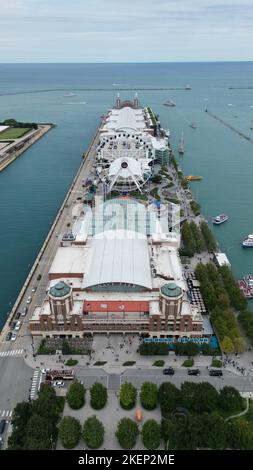 Il drone ha girato il centro di Chicago vicino al fiume e ai ponti del paesaggio urbano Foto Stock