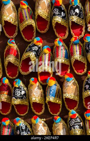 Set di turco ottomana pantofola in pelle nel bazaar di Istanbul Foto Stock