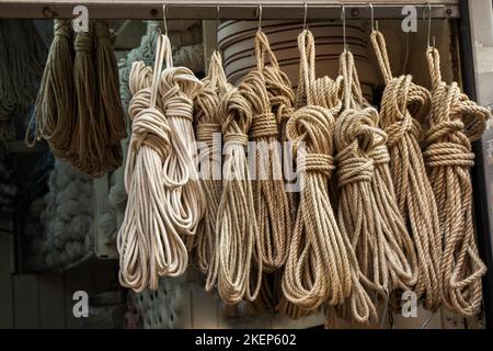 Fascio di corda di lino in un mercato Foto Stock