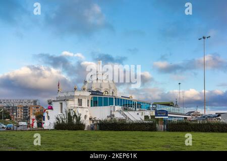 Lo storico Palazzo reale, ora convertito in una raffinata brasserie tailandese (Kutis), lungo il lungomare vicino al Mayflower Park a Southampton, Inghilterra, Regno Unito Foto Stock