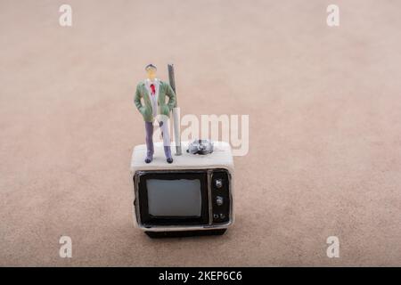 Retrò syled piccola televisione e una figurina Foto Stock