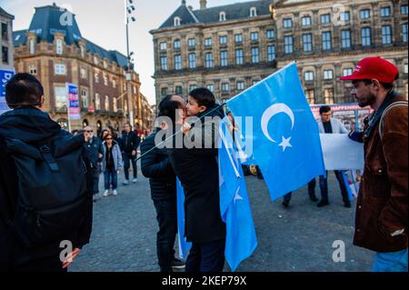 Un uomo Uighur è visto abbracciando suo figlio mentre tiene le bandiere Uighur durante un evento per commemorare la 'Giornata Nazionale del Turkistan Orientale'. Il 12th novembre segna la Giornata della Repubblica del Turkistan orientale, La comunità uigura che vive nei Paesi Bassi, conosciuta anche come regione autonoma cinese dello Xinjiang Uighur, ha organizzato un evento per commemorare la "Giornata nazionale del Turkistan orientale" e continuare a combattere contro il governo cinese per riconsegnare la propria indipendenza. Secondo quanto riferito, il governo cinese ha detenuto più di un milione di musulmani nei campi di rieducazione. La maggior parte delle persone che sono state Foto Stock